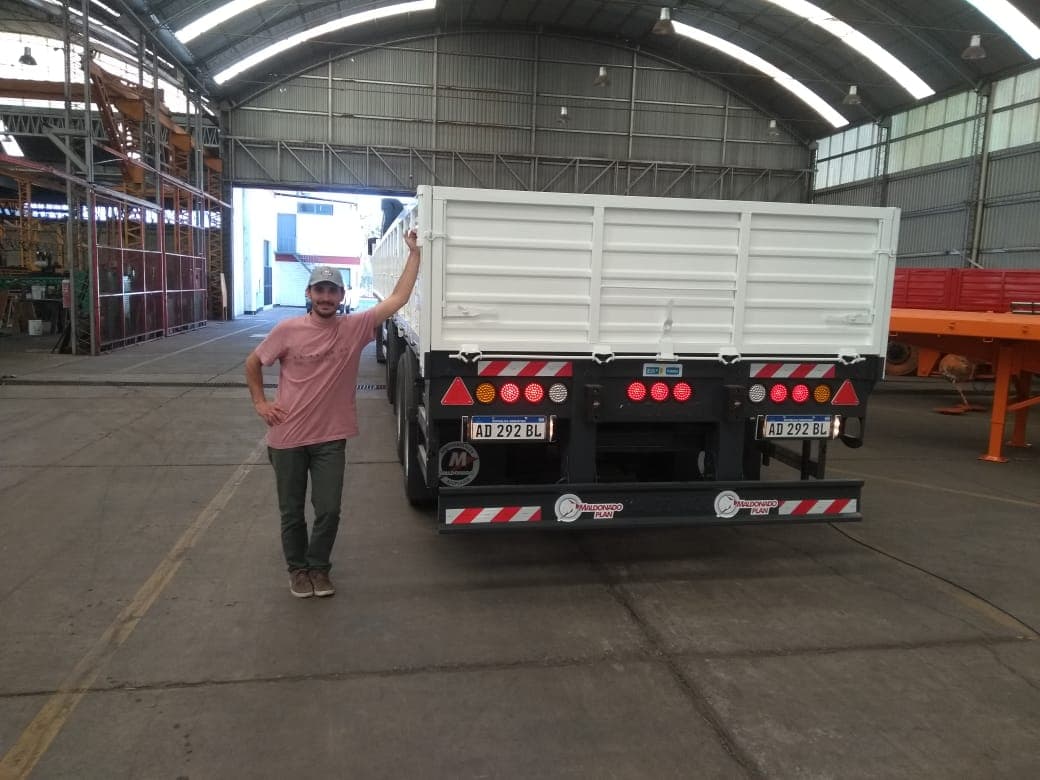 Cliente Lazzoni retirando su unidad en fábrica
